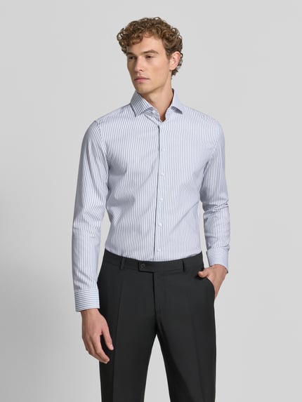 Mannermodel draagt wit-blauw gestreept slim fit zakelijk overhemd van katoen, Slim Fit Businesshemd aus reiner Baumwolle model 'Spread Kent' van Seidensticker, Heren Businesshemd von Seidensticker, Ganzkörperansicht van voren