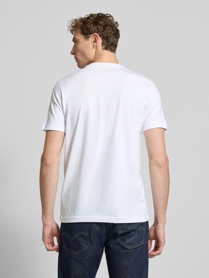 Męski model nosi Regular Fit T-Shirt mit Rundhalsausschnitt od Christian Berg Men, bawełna, nadruk, długość tyłu M: 76 cm, pełen tył