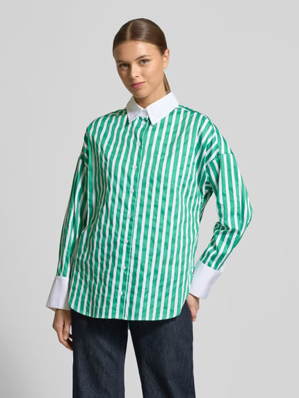 Kobiece modelka ma na sobie Regular Fit Hemdbluse mit abgerundetem Saum od Christian Berg Woman, bawełna, satyna, długi rękaw, kołnierzyk koszulowy, zielono-białe pionowe pasy, mankiety sportowe, przezroczysta listwa guzikowa, widok całej sylwetki z przodu.