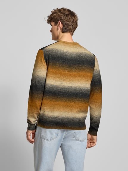 Männermodel trägt Regular Fit Strickpullover mit Baumwoll-Anteil Modell 'BERTIL' von Only & Sons, Optik: Allover-Muster, Ganzkörperansicht Rückansicht