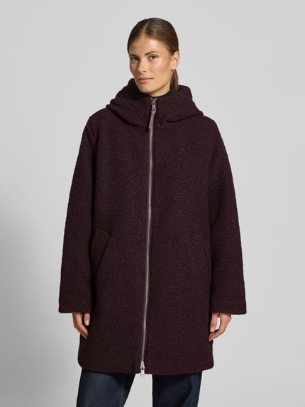 Frauenmodel trägt Relaxed Fit in Teddy-Optik mit Kapuze von Beaumont Amsterdam in dunklem Lila mit Zweiwege-Reißverschluss, Eingrifftaschen, Ganzkörperansicht von vorne. Rückenlänge, Schulterbreite, Brustweite und Ärmellänge entsprechen Größe 36.