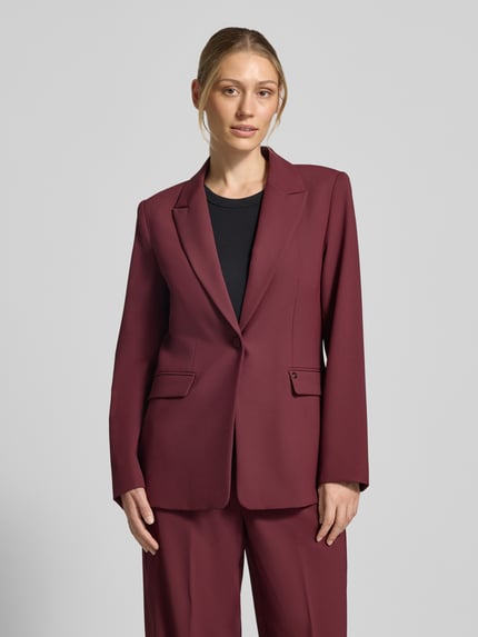 Frauenmodel trägt Regular Fit Blazer mit Reverskragen Modell 'Leonora' von MOS MOSH in Bordeauxrot, Knopfverschluss, glatte Textur, Ganzkörperansicht von vorne. Rückenlänge 68 cm, Brustweite 44 cm, Ärmellänge 63 cm.