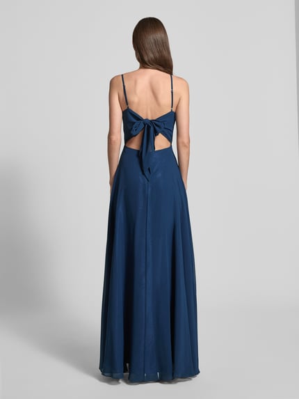 Modelka nosi Midikleid mit rückseitigem Knotendetail von Laona, granatowy szyfon, krój A-linie, ramiączka, detal węzła z tyłu, długość pleców w rozmiarze 36: 114 cm, szerokość w rozmiarze 36: 34 cm, zdjęcie całej sylwetki z tyłu.