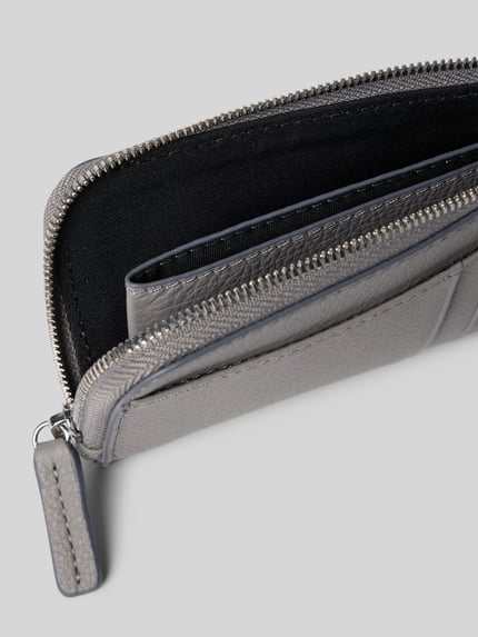 Produktfoto, Portemonnaie mit Label-Detail von Marc O'Polo in Optik: Unifarben, genarbtes Rindsleder, Druckknopf, Kartenfächer, Scheinfach, Münzfach, rechteckige Form, Label-Applikation, Materialverarbeitung: Leder