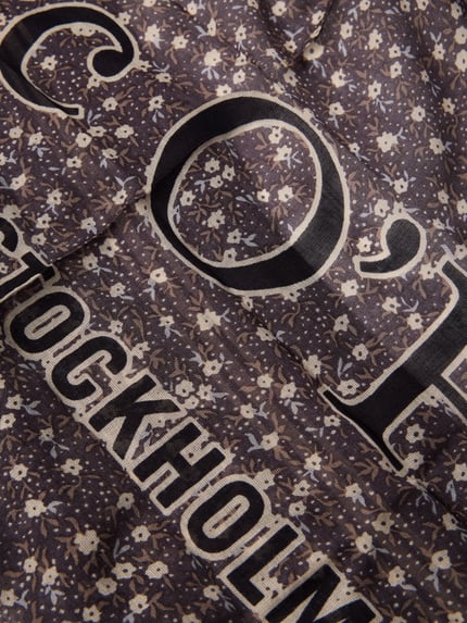 Produktfoto, Schal aus Modal-Baumwoll-Mix von Marc O'Polo Denim mit floralem Allover-Muster, unifarben, Label-Schriftzug, texturierte Oberfläche