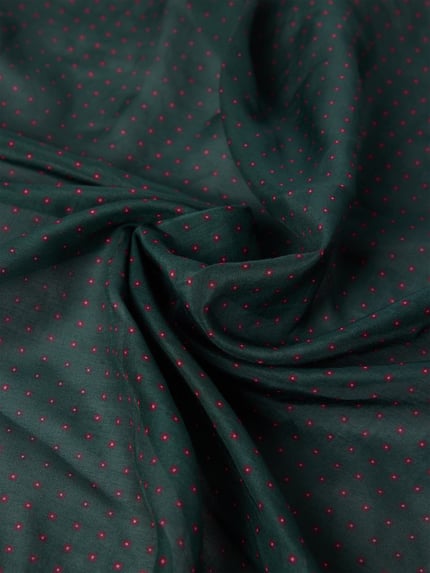 Produktfoto, Bandana aus Baumwoll-Seide-Mix im Allover-Look von Jake*s Casual, grüne Grundfarbe mit roten Punkten, weiche Textur, quadratische Form