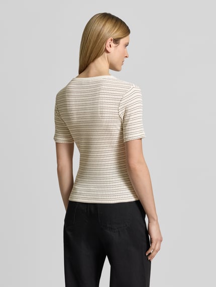 Vrouwenmodel draagt T-shirt met ronde hals model 'Soleili' van OPUS, katoenmix met stretch, slim fit, ruglengte bij maat 36: 55 cm, geheel van achteren.