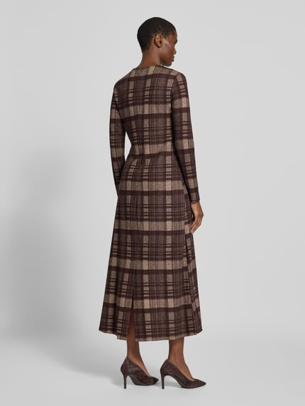 Vrouwenmodel draagt Maxikleid aus Viskosemix Modell 'PALO' van Weekend Max Mara, ruitdessin, lange mouwen, ronde hals, viscosemix, tailleband, splitzoom, volledig lichaam achteraanzicht