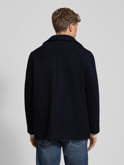 Mannelijk model draagt Jacke aus Woll-Mix mit Reverskragen van JACK & JONES Premium in donkerblauw, rugaanzicht, regular fit, dubbele rij knopen, steekzakken, ruglengte 74 cm, schouderbreedte 45 cm, borstwijdte 60 cm, mouwlengte 65 cm