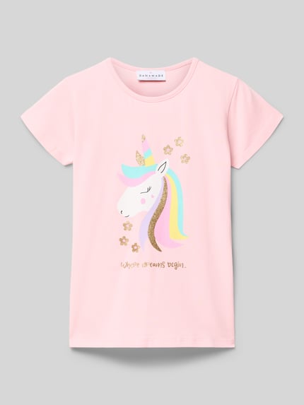 Produktfoto, T-Shirt mit Motywem i okrągłym dekoltem od DANAMADE, bawełna z domieszką elastanu, krój regular fit, długość tyłu w rozmiarze 116: 43 cm, kolor jasnoróżowy z kolorowym jednorożcem i brokatowymi detalami, gładka tekstura