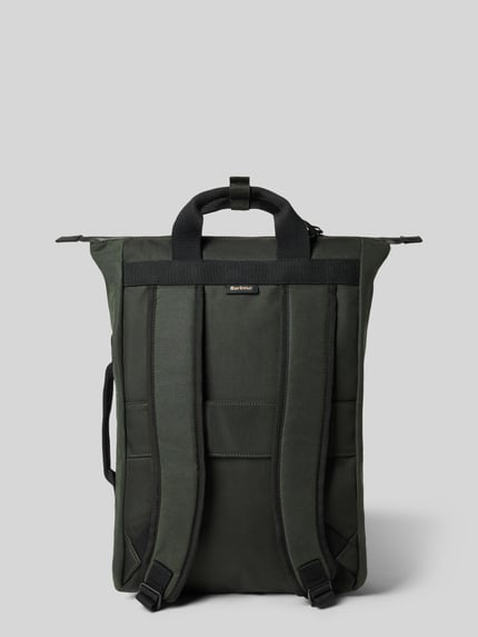 Produktfoto, dunkelgrüner Rucksack mit Label-Patch Modell 'FIELD WAX' von Barbour, rechteckige Form, glatte Textur, Herren Rucksack von Barbour