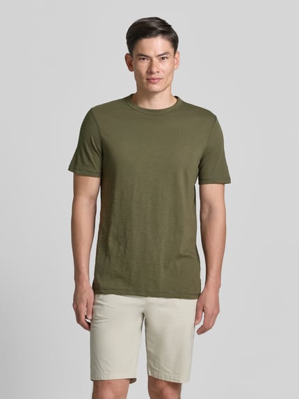 Mannenmodel draagt Regular Fit T-Shirt uit puur katoen model 'TEGOOD' van BOSS Orange, effen olijfgroen, logoprint, ronde hals, korte mouw, vooraanzicht volledig lichaam.