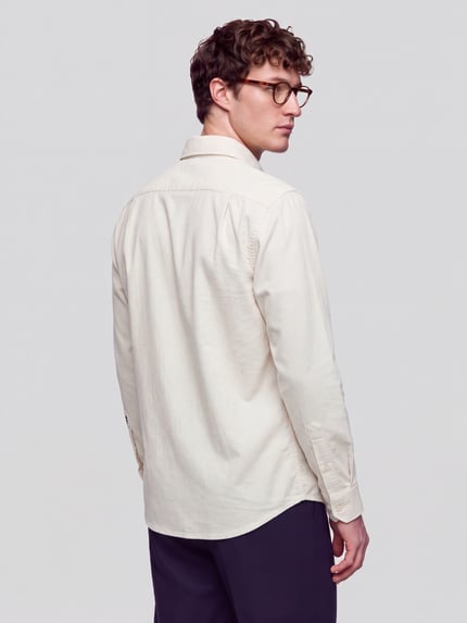Männermodel trägt Regular Fit Businesshemd mit Cordstruktur von Seidensticker, krój regular fit, jednokolorowy, długi rękaw, mankiet zapinany na guziki, wykończenie zaokrąglone, kołnierzyk typu kent, listwa guzikowa na całej długości, Ganzkörperansicht Rückansicht