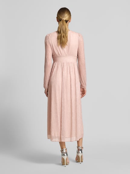 Frauenmodel trägt Tailliertes Midikleid mit Schimmer-Effekt von s.Oliver BLACK LABEL, schimmernde Optik, Chiffon, Midi-Länge, Ganzkörperansicht Rückansicht.
