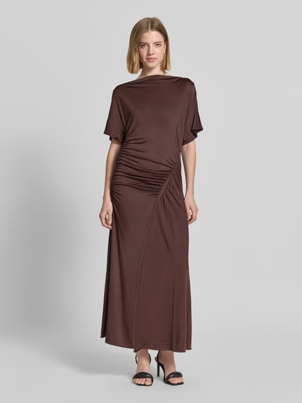 Vrouwenmodel draagt Slim Fit Maxikleid uit viscosemix model 'ECAREN' van BOSS, effen, korte mouwen, plooidetail, vooraanzicht volledig lichaam.