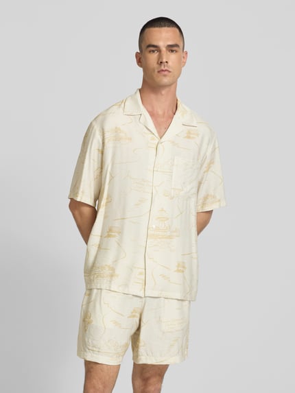 Mannelijk model draagt Regular Fit vrijetijdsoverhemd uit viscosemix van MAISON KITSUNÉ, reverskraag, knoopsluiting, kort, licht met print, ruglengte maat M 71 cm, schouderbreedte 52 cm, mouwlengte 30 cm, frontale lichaamsopname