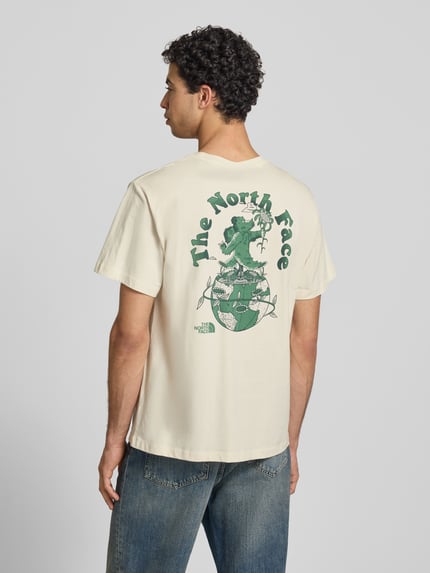 Männermodel draagt Relaxed Fit T-shirt met logoprint van The North Face in puur katoen, ronde hals, ruglengte maat M 70 cm, Ganzkörperansicht Rückansicht.