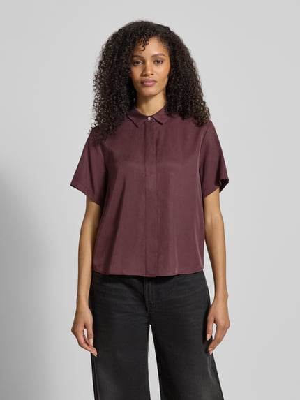 Frauenmodel trägt Regular Fit Bluse aus Lyocell mit verdeckter Knopfleiste von Samsøe Samsøe, bordeaux, Hemdblusenkragen, Ganzkörperansicht von vorne.