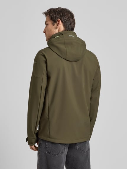 Męski model nosi Regular Fit Jacke mit Kapuze Modell 'BARMSTEDT' od Icepeak w kolorze oliwkowym, krój regular fit, długość tyłu 78 cm, szerokość w rozmiarze 50: 54 cm, szerokość ramion w rozmiarze 50: 43 cm, długość rękawa w rozmiarze 50: 71 cm, widoczne kieszenie na zamek oraz nadruk z logo, tkanina gładka, gładka faktura, widok całej sylwetki z tyłu.