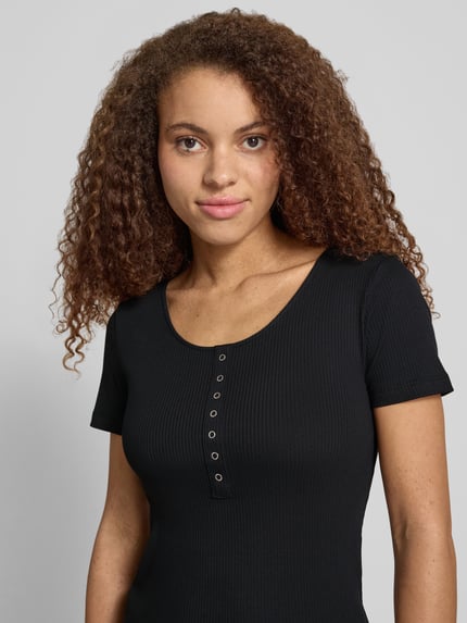 Frauenmodel trägt Slim Fit T-Shirt aus Baumwoll-Mix Modell 'SIMPLE' von Only, Optik: Unifarben, Knopf-Details, Ripp, Nahaufnahme Oberkörper.