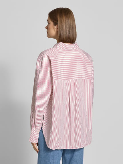Kobiece modelka nosi Regular Fit Hemdbluse aus reiner Baumwolle od Marc O’Polo, Efekt: wzór w paski, kołnierzyk koszulowy, pas na plecach z zakładką Cacharel, jednorzedowa listwa guzikowa, mankiety, zaokrąglone wykończenie, materiał 100% bawełna, widok sylwetki od tyłu.