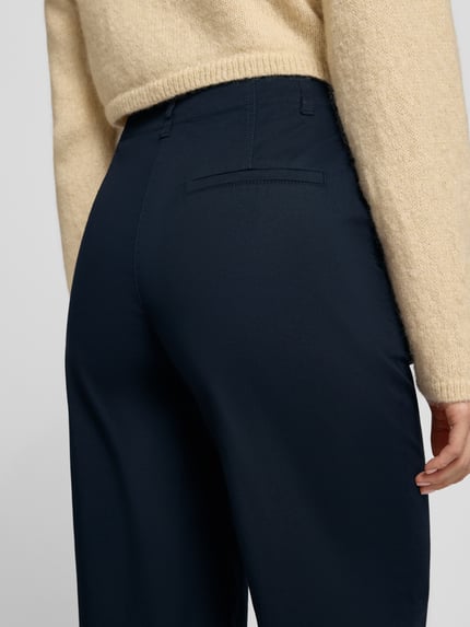 Kobiece model nosi Wide Leg Culotte aus Baumwoll-Mix od Marc O'Polo, efekt: jednolity kolor, mieszanka bawełny, detal: kieszeń z tyłu, szlufki na pasek, zapięcie na guzik i zamek, krój: spodnie z szerokimi nogawkami, wysoki stan, widok: z tyłu, detaliczne ujęcie.