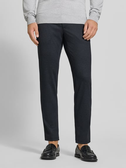 Männermodel trägt dunkelblaue Tapered Fit Jogpants mit Viskose-Anteil Modell 'Phil' von Brax, Herren Weite Hose, Nahaufnahme Unterkörper.