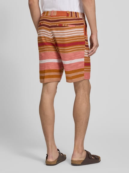 Männermodel trägt Shorts mit Eingrifftaschen von Zuitable aus Baumwoll-Mix im Allover-Look, Bundweite 40 cm, Innenbeinlänge 24 cm, Ganzkörperansicht Rückansicht.