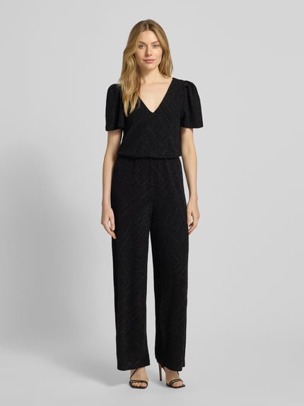 Frauenmodel trägt Jumpsuit mit V-Ausschnitt Modell 'zoe' von Vila in Schwarz, lockerer Schnitt, feine Textur, Ganzkörperansicht von vorne.