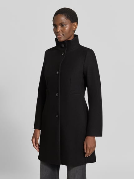 Frauenmodel trägt Mantel mit Woll-Anteil und Stehkragen von CINQUE in Schwarz mit gerader Passform, Knopfleiste, seitlichen Eingrifftaschen, Ganzkörperansicht von vorne. Material-Mix, Rückenlänge 92 cm, Schulterbreite 32 cm, Brustweite 45 cm, Ärmellänge 63 cm bei Größe 36.
