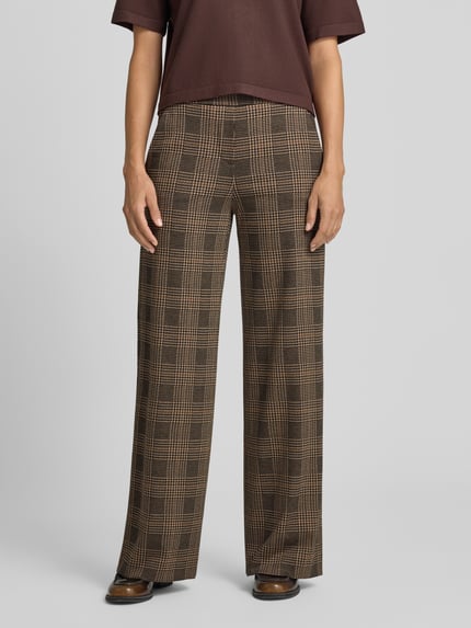 Frauenmodel trägt Wide Leg Weite Hose aus Viskose-Mix Modell 'NALEY' von SEDUCTIVE, braunes Karo-Muster, Damen Weite Hose, Nahaufnahme Unterkörperansicht.