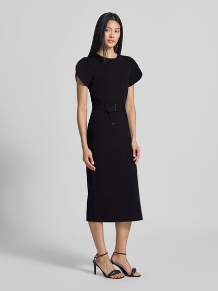 Modelka kobieca ma na sobie czarną sukienkę midi z mieszanki wiskozy, krój slim fit, okrągły dekolt, pasek, Ted Baker Slim Fit Midikleid aus Viskose-Mix Model 'JULIANY', widok całej sylwetki z przodu.