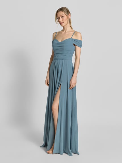 Vrouwenmodel draagt Maxikleid im Off-Shoulder-Look mit Gehschlitz van Mascara in blauw, A-lijn, gedrapeerd, loopsplit, ruglengte maat 36: 128 cm, borstwijdte maat 36: 33 cm, vooraanzicht volledig lichaam.