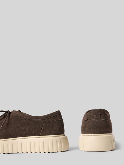 Produktfoto, Sneaker aus echt leer Modell 'Austin' van Antony Morato, heren sneaker met afgeronde pasvorm, geprofileerde zool, structuur bruin suede, hakhoogte maat 44: 5 cm, schachthoogte: 7 cm, schachtbreedte: 6 cm.