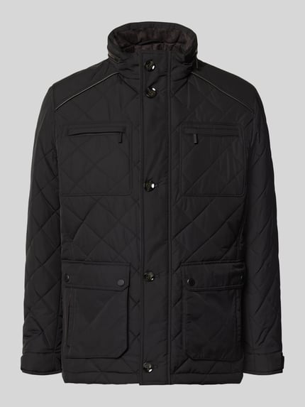 Produktfoto, schwarze Regular Fit Jacke in Stepp-Optik von bugatti mit Stehkragen und aufgesetzten Taschen, Knopfleiste, klar sichtbare Steppstruktur