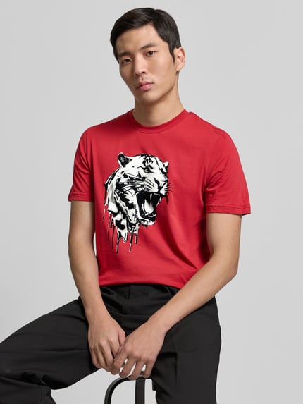 Männermodel trägt rotes T-Shirt mit Label-Detail von Antony Morato, Regular Fit, reine Baumwolle, mit Tiger-Print, Nahaufnahme Oberkörper.
