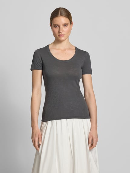 Frauenmodel trägt Regular Fit T-Shirt aus reiner Baumwolle von Marc O'Polo, Optik: Unifarben, Rundhals, Kurzarm, Ganzkörperansicht von vorne.