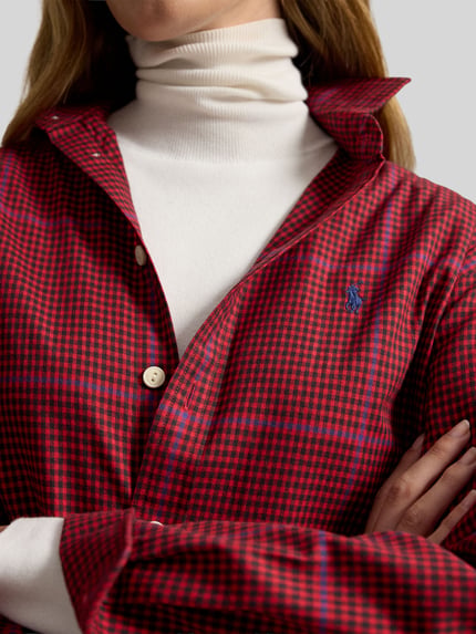 Kobieta nosi Regular Fit Freizeithemd aus reiner Baumwolle od Polo Ralph Lauren, wielokolorowa krata, logo, bawełna, zbliżenie na górną część ciała.