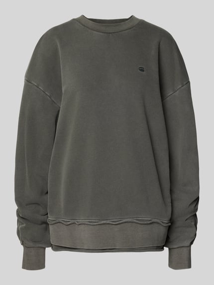 Frauenmodel trägt Oversized Sweatshirt mit gerippten Abschlüssen von G-Star, reine Baumwolle, Label-Stitching, Ganzkörperansicht von vorne.