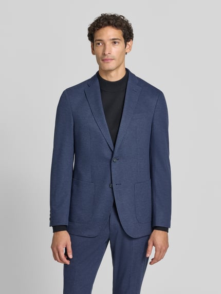 Männermodel trägt fein strukturiertes Slim Fit 2-Knopf-Sakko Modell 'Michel' von Pierre Cardin in Blau, Material-Mix, Ganzkörperansicht von vorne.