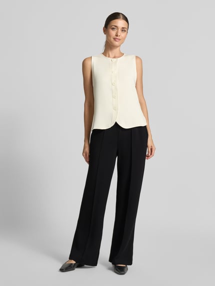 Vrouwenmodel draagt Wide Leg Sweatpants uit viscosemix van Varley, met stretch, persplooien, elastische band, zwarte kleur, binnenbeenlengte maat S 78 cm, full body frontaal.