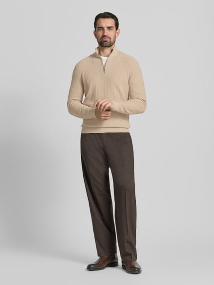 Männermodel draagt Strickpullover mit gerippten Abschlüssen van Christian Berg Men in beige, zuiver katoen, regular fit, vooraanzicht volledige lichaamsweergave.