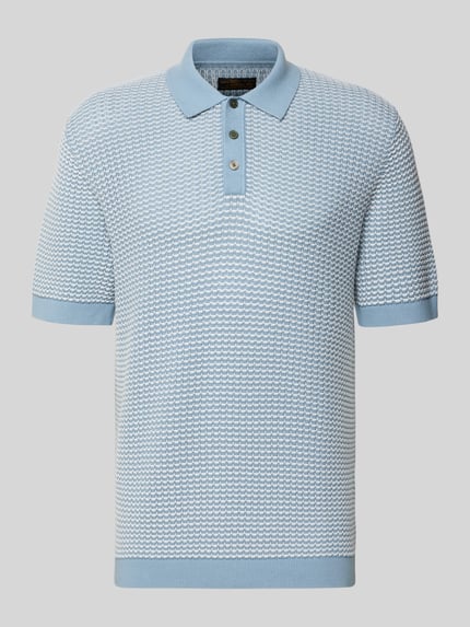 Produktfoto, Regular Fit Poloshirt in Strick-Optik Modell 'Kingsley' von Jack & Jones Premium, Reine Baumwolle, Kurzärmeliges Design, Polo-Kragen, elastische Abschlüsse, hellblau gemustert, feine Strick-Struktur, Rückenlänge 77 cm in Größe M