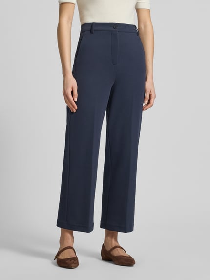 Modelka kobieca nosi Regular Fit Anzughose aus Baumwoll-Mix Modell 'ABANO' od Weekend Max Mara, granatowa, gładka tkanina, szczegóły: pasek, kanty, boczne i tylne kieszenie, krój relaxed fit, jersey, widok całej sylwetki z przodu.
