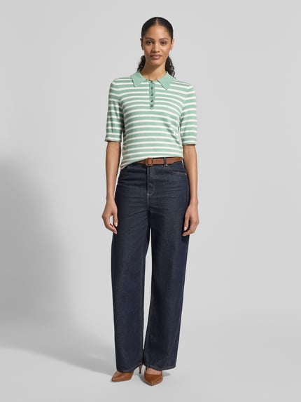 Vrouwenmodel draagt Poloshirt uit Viscosemix van Christian Berg Woman, recht model, polokraag, knoopsluiting, 1/2-mouwen, groen-wit gestreept, voorkant volledig zichtbaar, geheellichaamsaanzicht van voren.