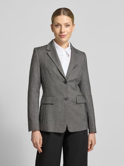 Vrouwenmodel draagt Slim Fit Blazer aus Schurwolle-Elasthan-Mix mit Pattentaschen van windsor., grijs, Reverskraag, knoopsluiting, klepzakken, ruglengte 65 cm, borstwijdte 44 cm, mouwlengte 63 cm bij maat 36, Mix van scheerwol en elastaan, slim fit, voorkant bovenlichaam close-up.