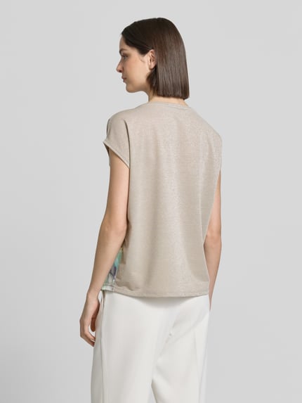 Frauenmodel trägt T-Shirt aus Viskose-Mix mit Strasssteinbesatz von Betty Barclay, beige, Straight Fit, Rückenlänge 61 cm, Ganzkörperansicht Rückansicht.