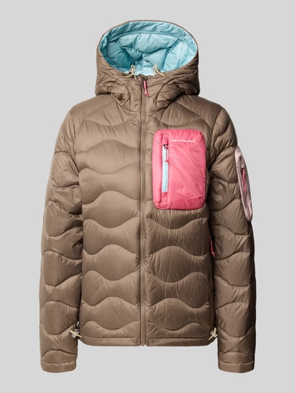 Produktfoto, Steppjacke mit Reißverschlusstaschen Modell 'HELIUM' von Peak Performance in Braun mit rosafarbenen Details, Kapuze mit Tunnelzug, glatte Struktur, Regular Fit, sichtbares Label-Stitching