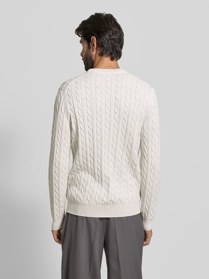 Mężczyzna nosi Sweter z dzianiny z prążkowanymi wykończeniami od Christian Berg Men, bawełna, krój regular fit, okrągły dekolt, długość tyłu 70 cm, długość rękawów 70 cm, kolor ecru, gładka faktura, widok całej sylwetki z tyłu.