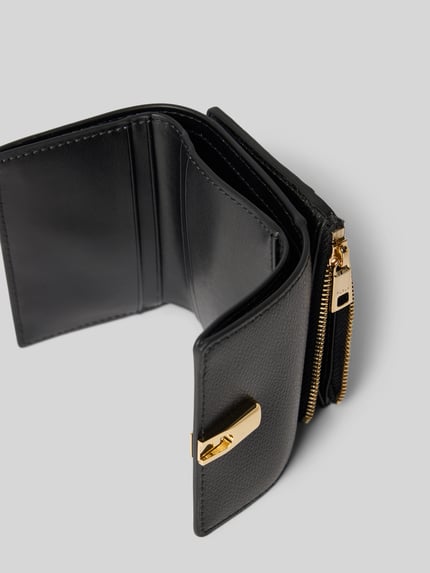 Produktfoto, Portemmonaie und Kartenetui im Set aus Leder Modell 'IRIDE' von FURLA, schwarzes Echtleder mit Strukturmuster, goldfarbene Pinschließe und Reißverschluss, sichtbare Karten- und Münzfächer, klare Linien und glatte sowie strukturierte Texturen.